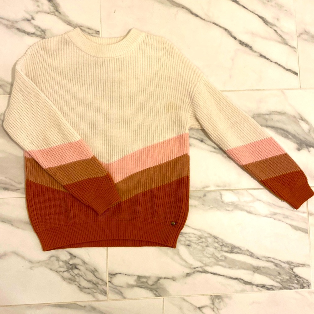 A thick warm sweater from Roxy and great surf brand!